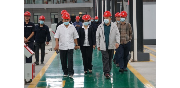 2022-5-10黃學(xué)工等省工信廳總工程師、一級(jí)巡視員市工信局姚曉麗局長(zhǎng)等領(lǐng)導(dǎo)視察萬(wàn)眾集團(tuán)