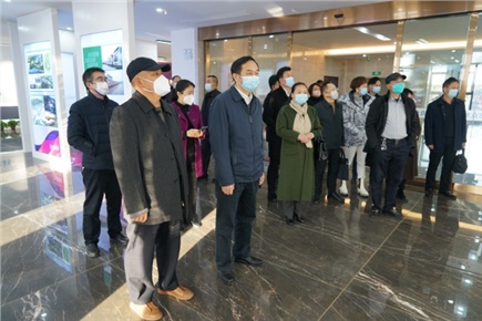 12月14日，張家界市政協(xié)黨組書(shū)記、主席歐陽(yáng)斌一行來(lái)到張家界高新區(qū)萬(wàn)眾實(shí)業(yè)集團(tuán)有限公司，宣講黨的二十大精神