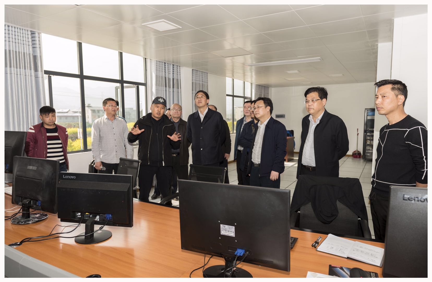 張家界市委、常委常務(wù)副市長(zhǎng)羅智斌一行來(lái)我公司調(diào)研指導(dǎo)工作